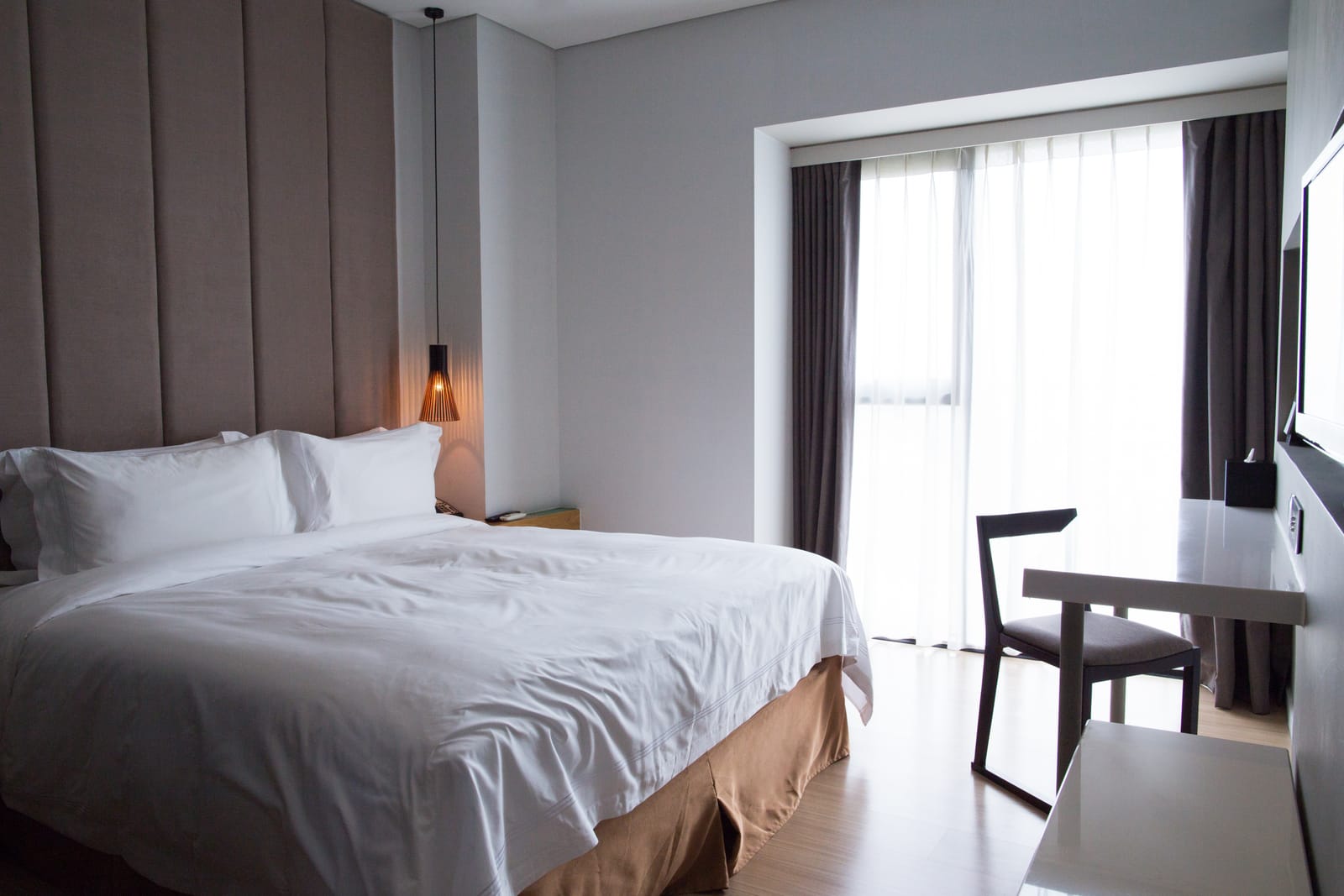 Habitación con cama doble y ventanal