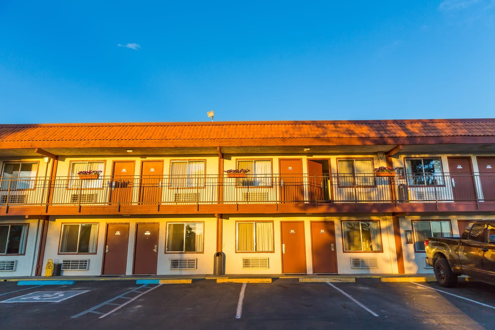 Fachada de un motel de dos plantas al atardecer