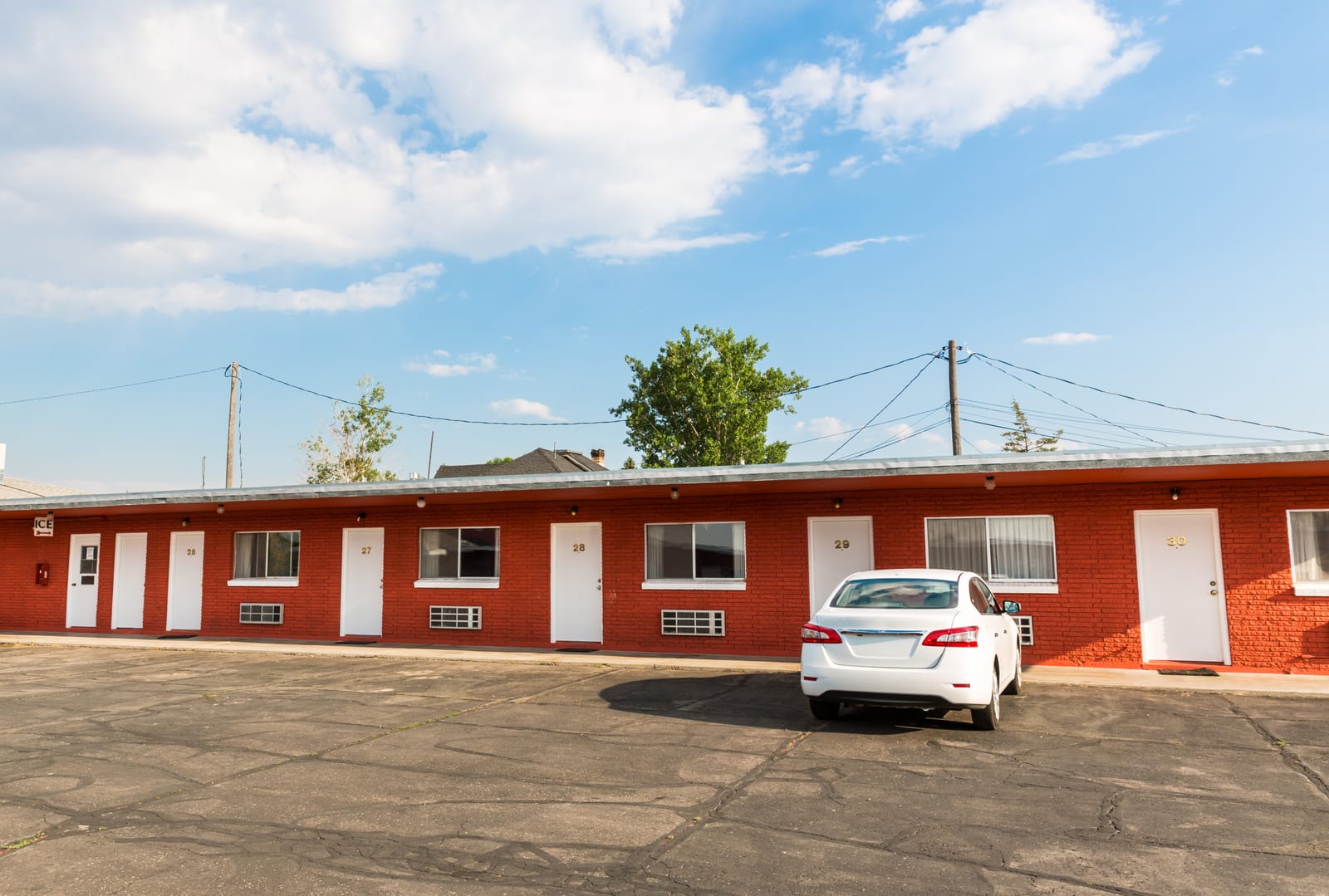 Motel de una planta con su parqueadero